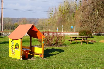 Table de pique-nique à Cuise-la-Motte